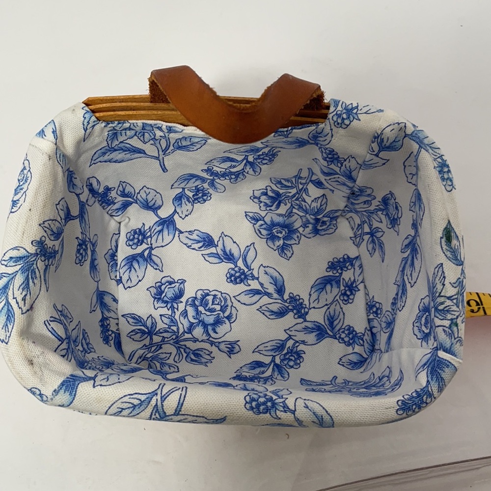 Small Lined Vintage Longaberger Basket - Picture 4 of 7